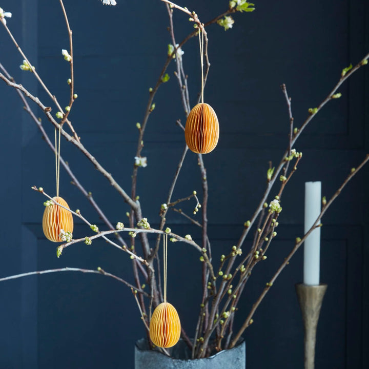 Ensemble de trois décorations d'oeufs de Pâques en nid d'abeille