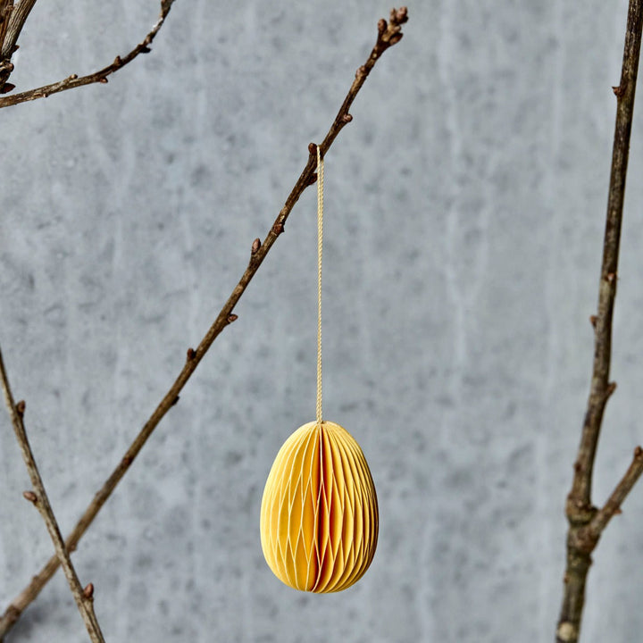 Ensemble de trois décorations d'oeufs de Pâques en nid d'abeille