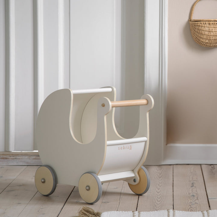 Landau pour poupées en bois blanc par Sebra