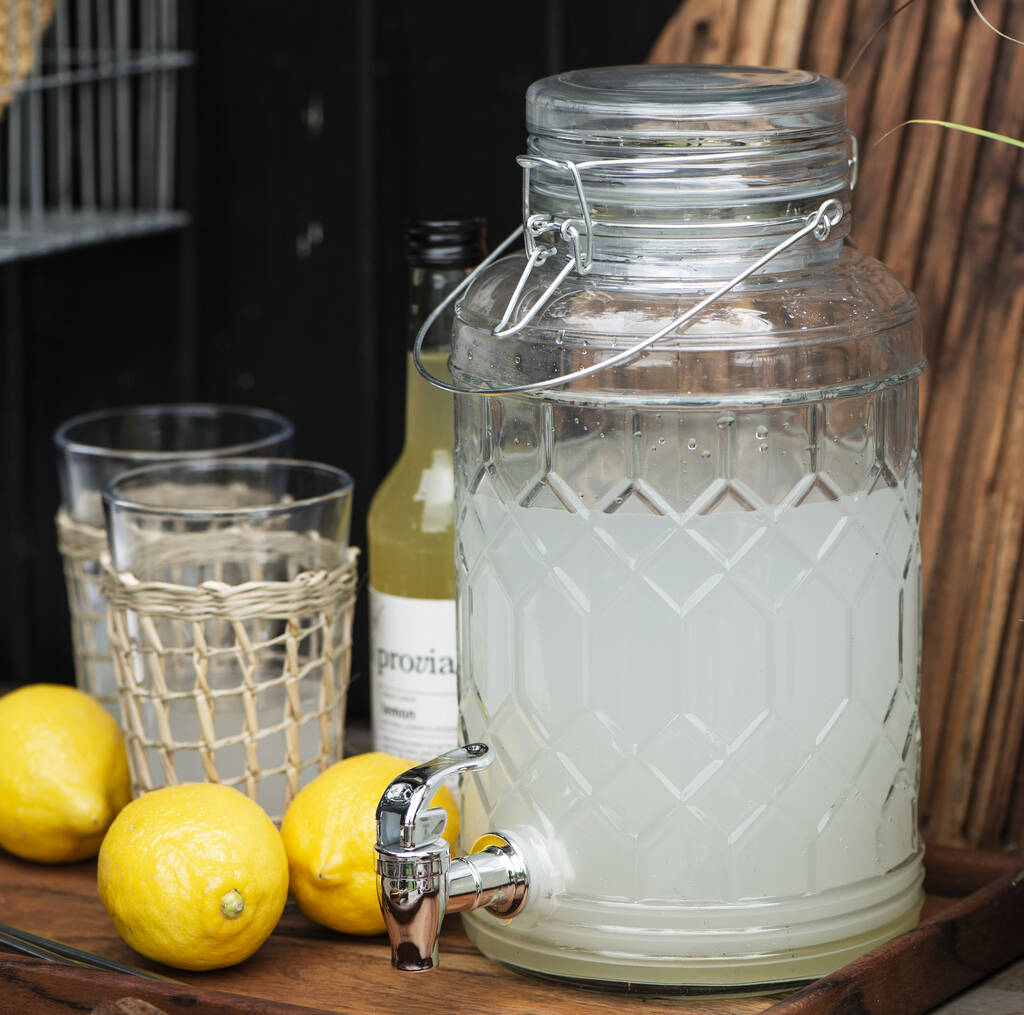 Drikkedispenser med mønstret glas