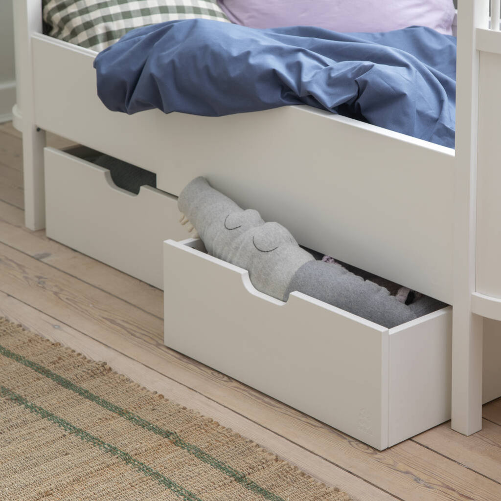 Klassisk hvid sengeskuffe fra Sebra