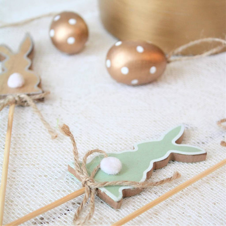 Sæt med 6 kaninpinde i træ