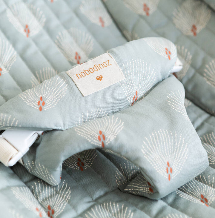 Growing Green Baby Bouncer med Blue Gatsby Cover fra Nobodinoz