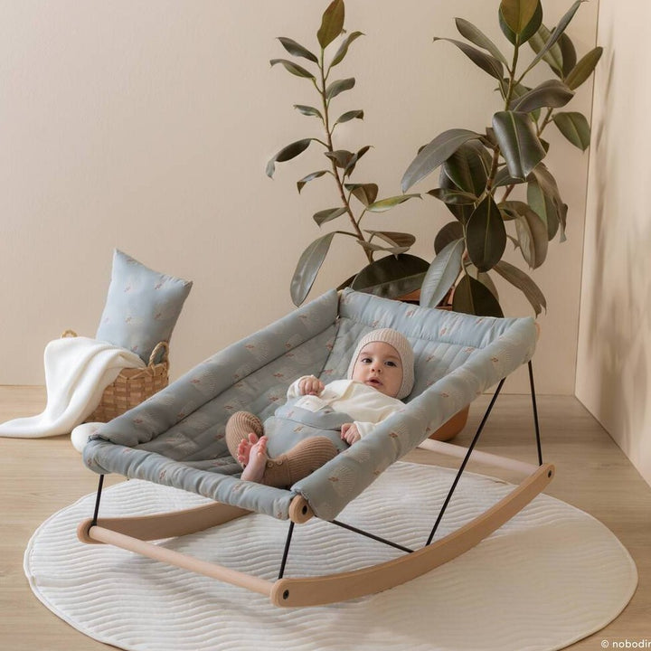 Growing Green Baby Bouncer med Blue Gatsby Cover fra Nobodinoz