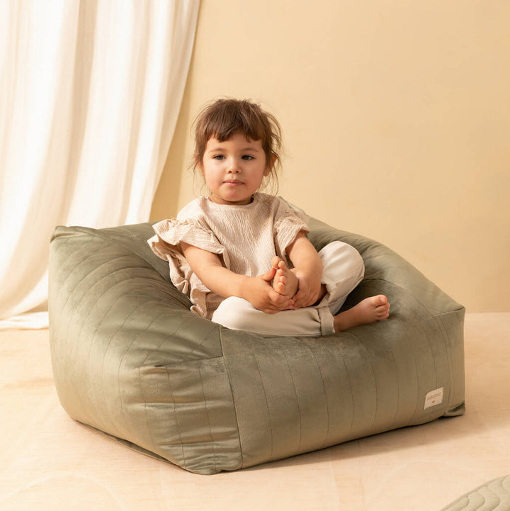 Chelsea lænestol sækkestol i olivengrøn fra Nobodinoz - FORUDBESTILLING