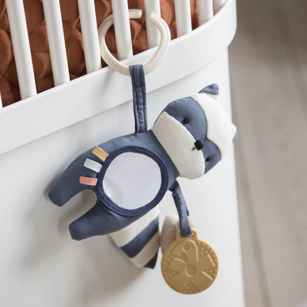 Rebel The Raccoon Activity Toy fra Sebra