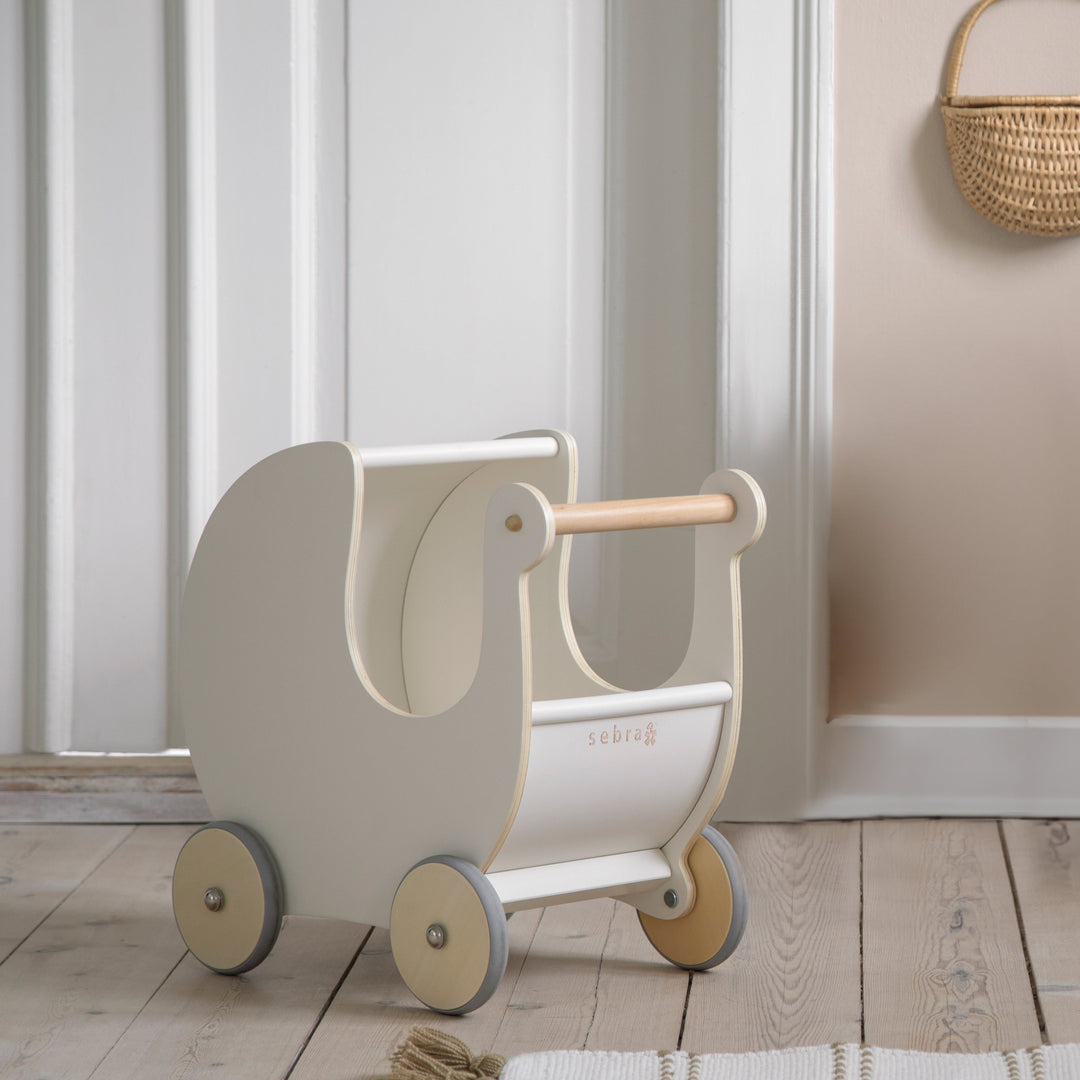 Hvid trædukkevogn fra Sebra