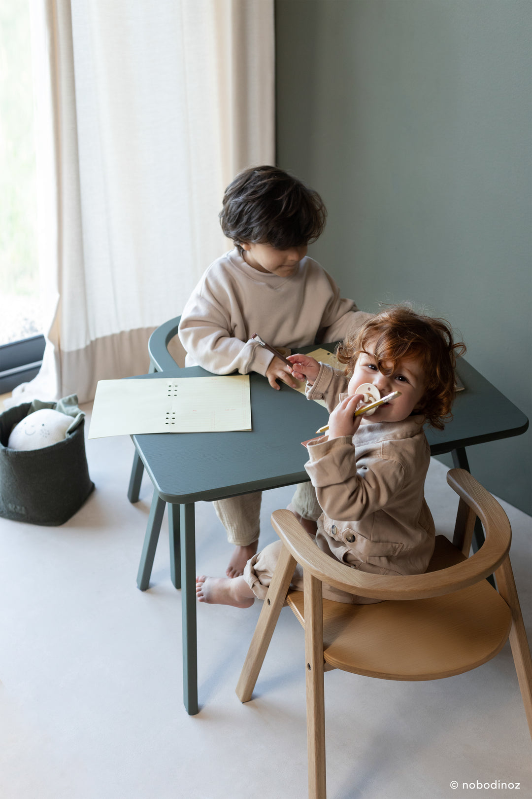 Growing Green Kid Chair i Natural Oak fra Nobodinoz