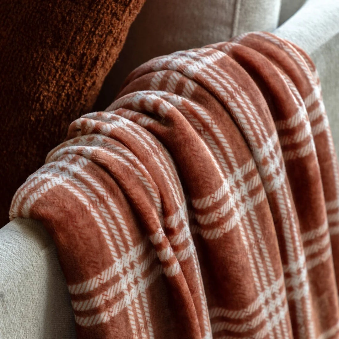 Checkmate Rolled Fleece Throw in Nutmeg