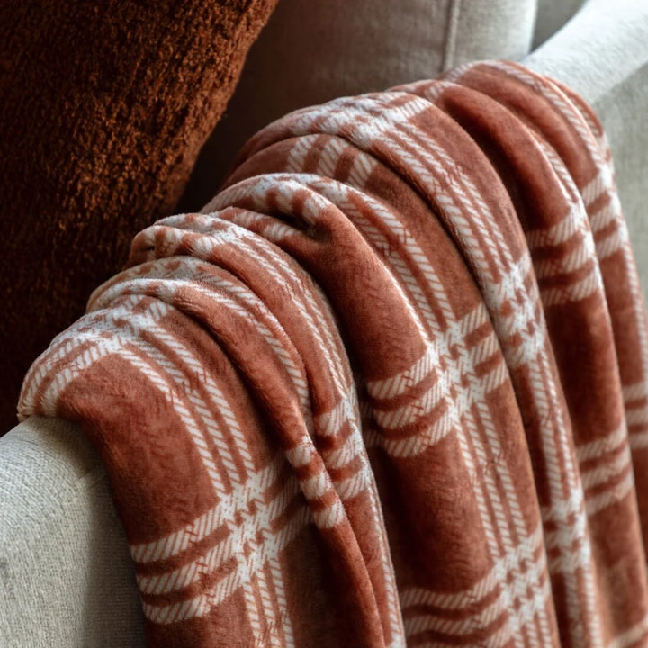 Checkmate Rolled Fleece Throw in Nutmeg