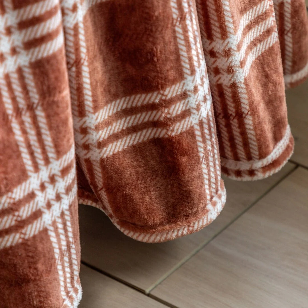 Checkmate Rolled Fleece Throw in Nutmeg