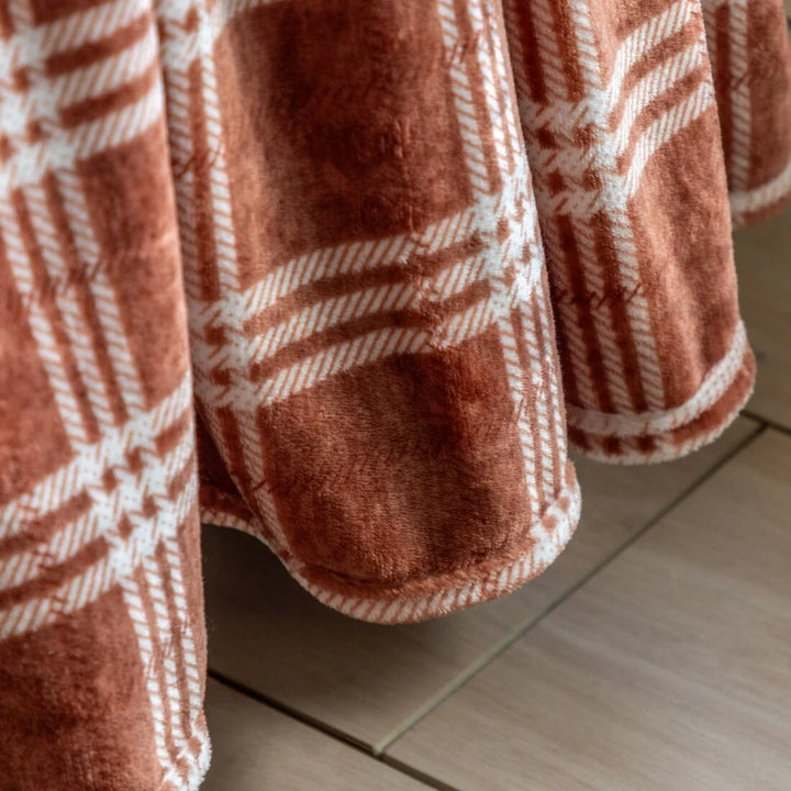 Checkmate Rolled Fleece Throw in Nutmeg