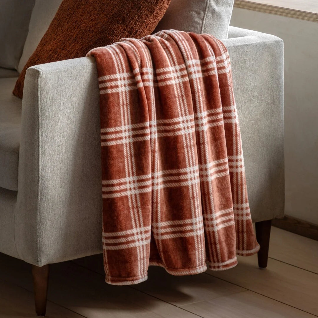 Checkmate Rolled Fleece Throw in Nutmeg
