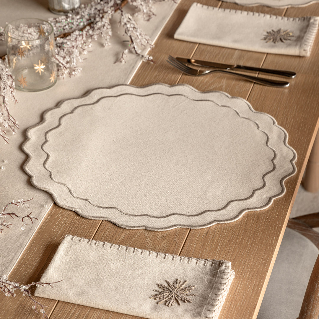 Set of 4 Deco Luxe Scallop Placemats