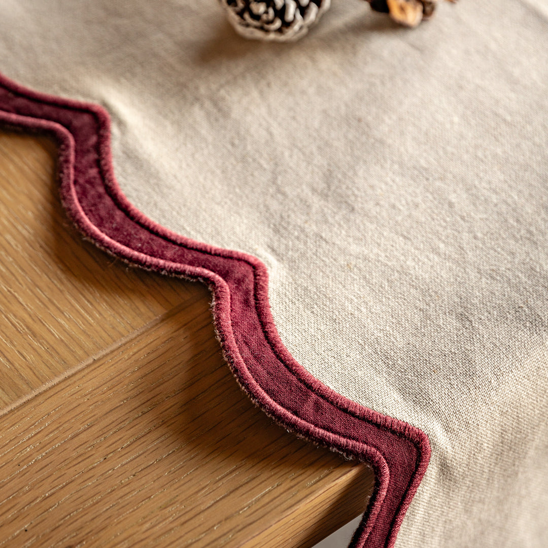 Heritage Scallop Bow Table Runner
