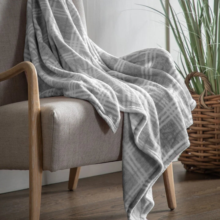 Checkmate Rolled Fleece Throw in Silver