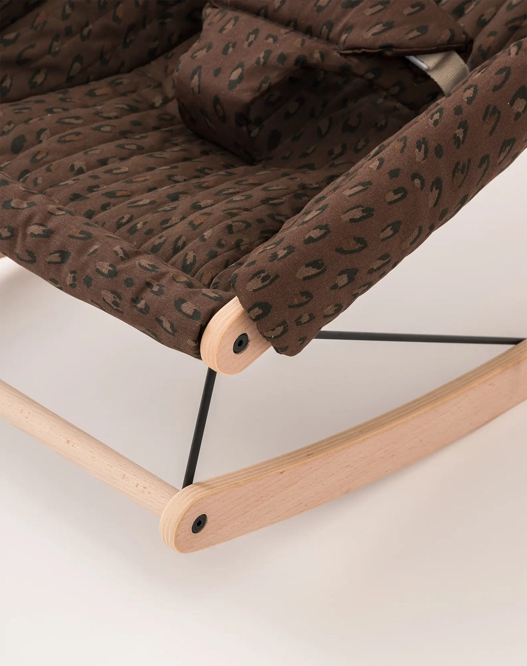 Transat bébé vert en pleine croissance avec housse Gatsby bleue par Nobodinoz