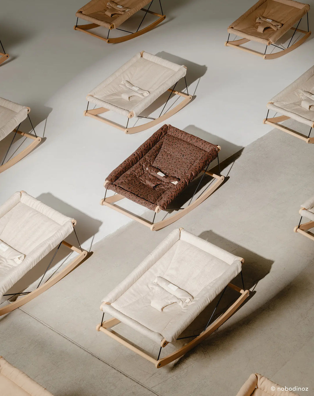 Transat bébé vert en pleine croissance avec housse Gatsby bleue par Nobodinoz