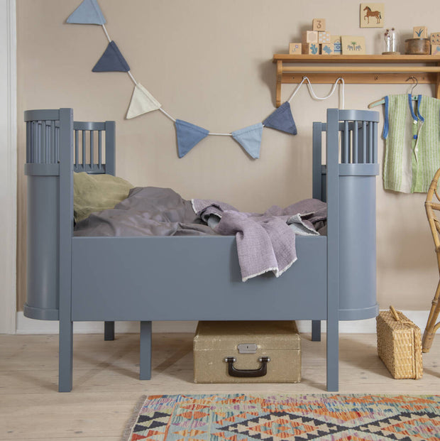 Forest Lake Blue Baby &amp; Jr Cot Bed fra Sebra