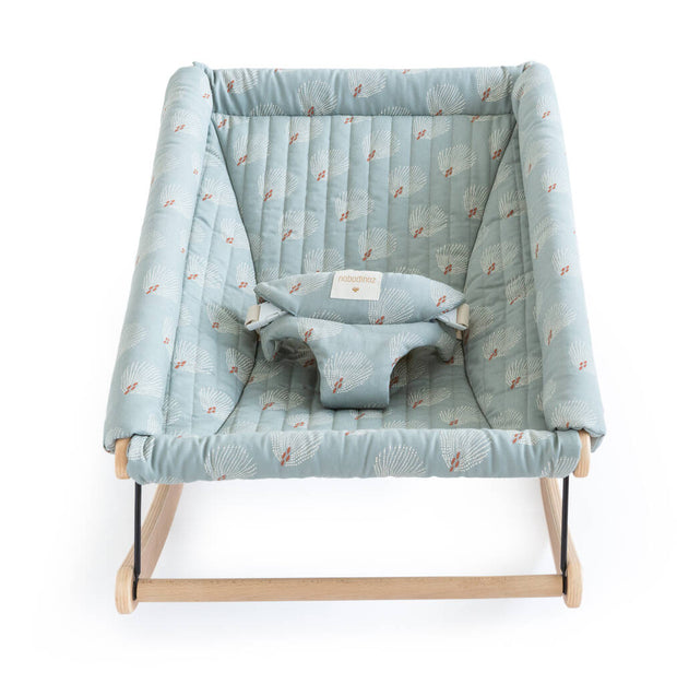Growing Green Baby Bouncer Cover i Blue Gatsby fra Nobodinoz