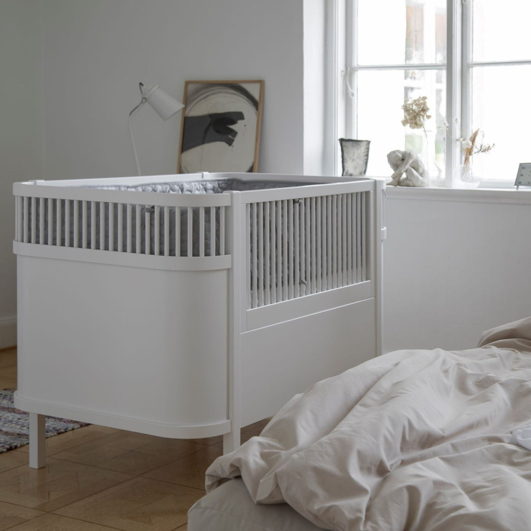 Hvid baby- og juniorseng fra Sebra