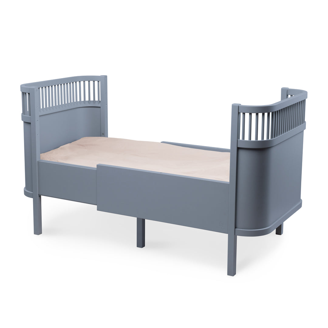 Forest Lake Blue Baby &amp; Jr Cot Bed fra Sebra