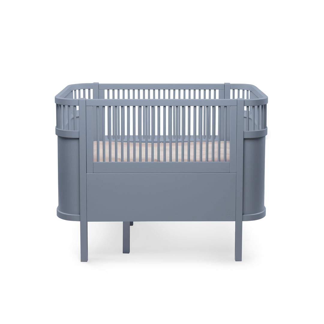 Forest Lake Blue Baby &amp; Jr Cot Bed fra Sebra