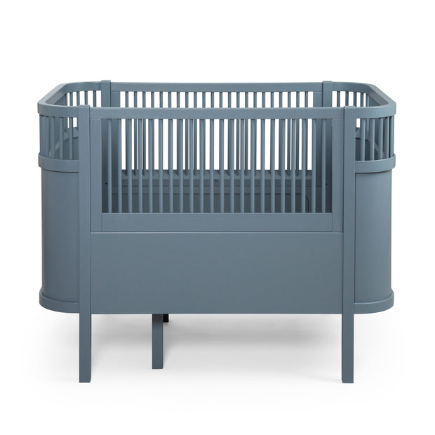 Forest Lake Blue Baby &amp; Jr Cot Bed fra Sebra