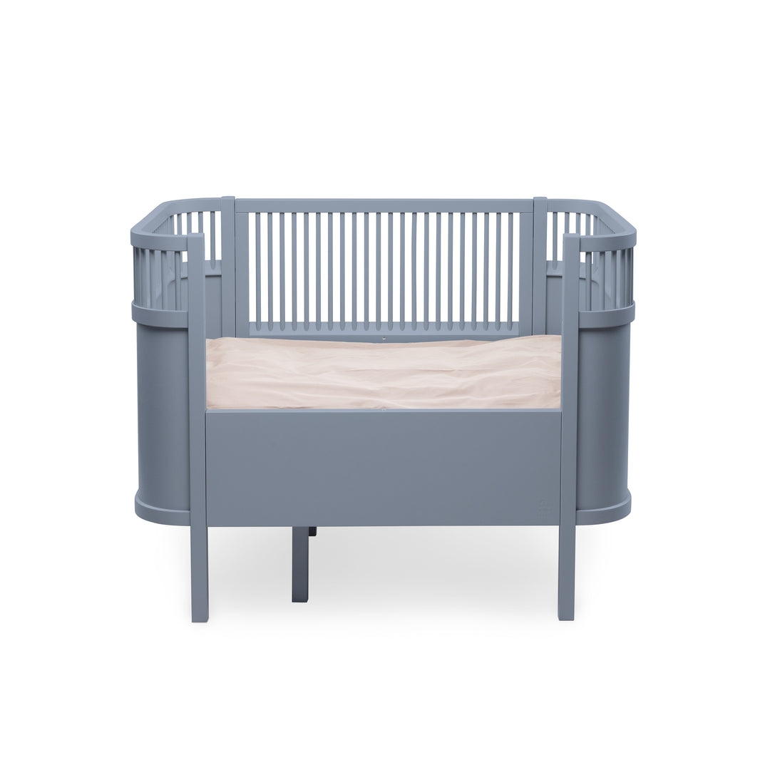 Forest Lake Blue Baby &amp; Jr Cot Bed fra Sebra