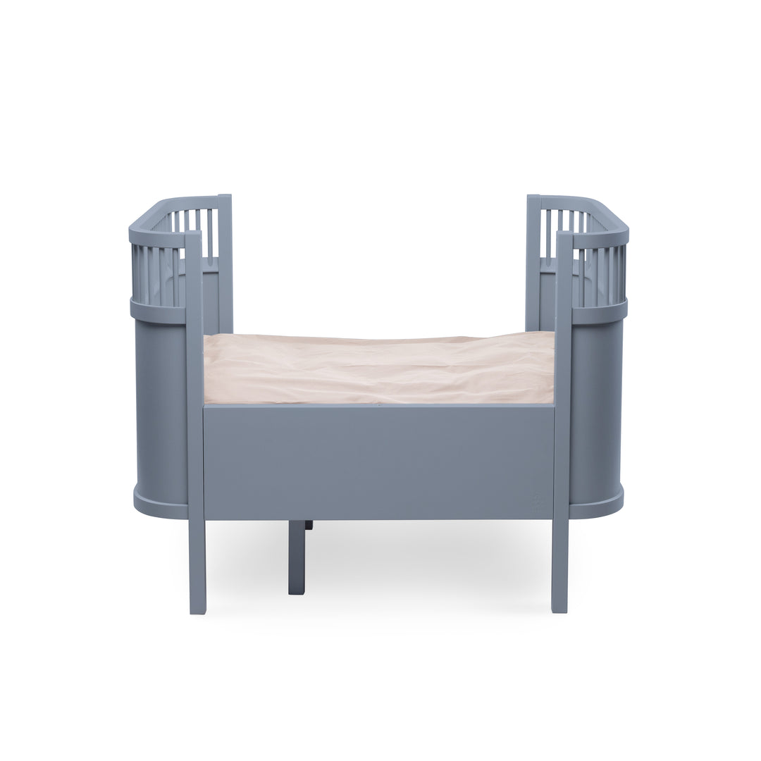 Forest Lake Blue Baby &amp; Jr Cot Bed fra Sebra