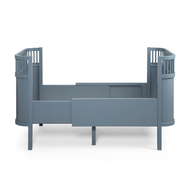 Forest Lake Blue Baby &amp; Jr Cot Bed fra Sebra