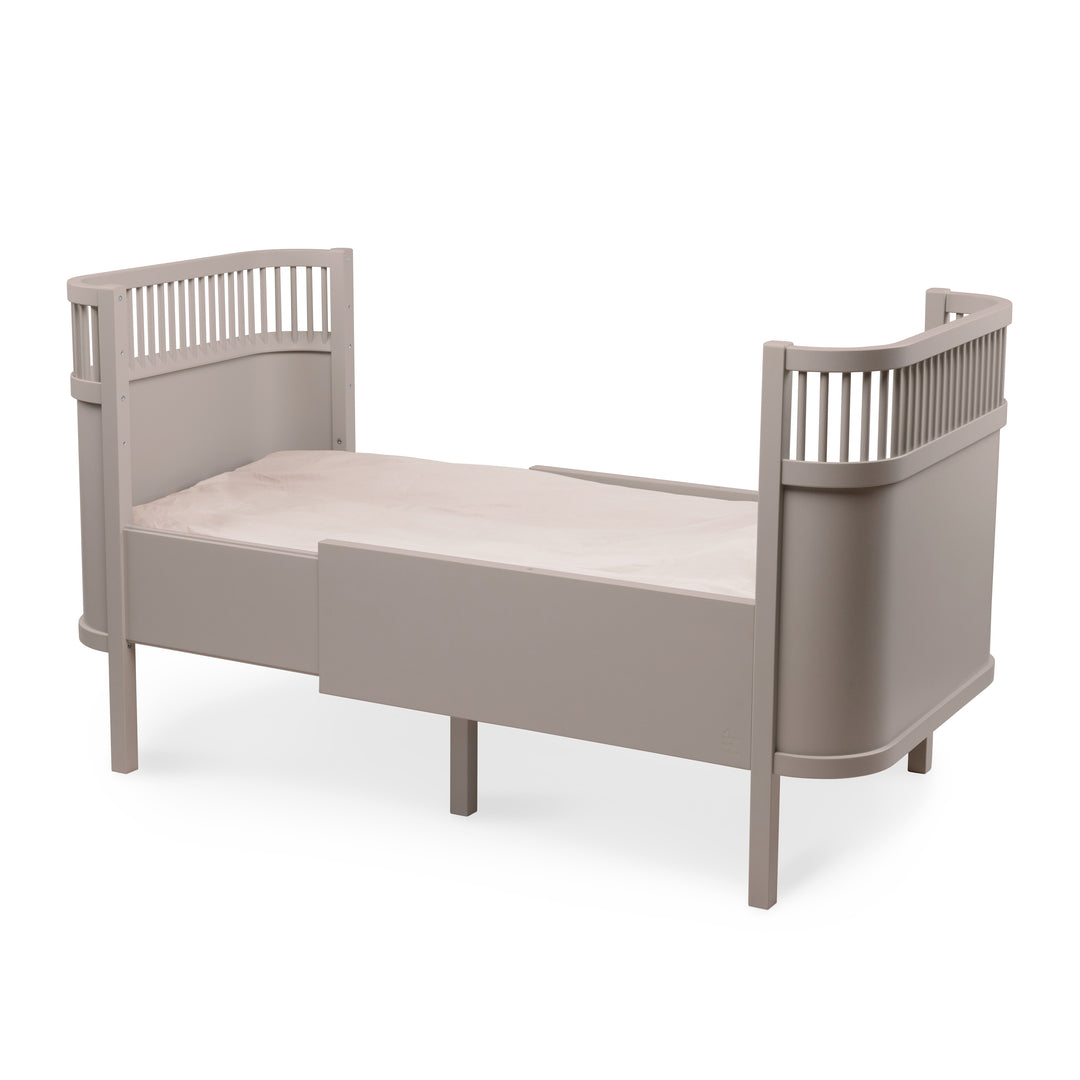 Jetty Beige baby- og juniorseng fra Sebra