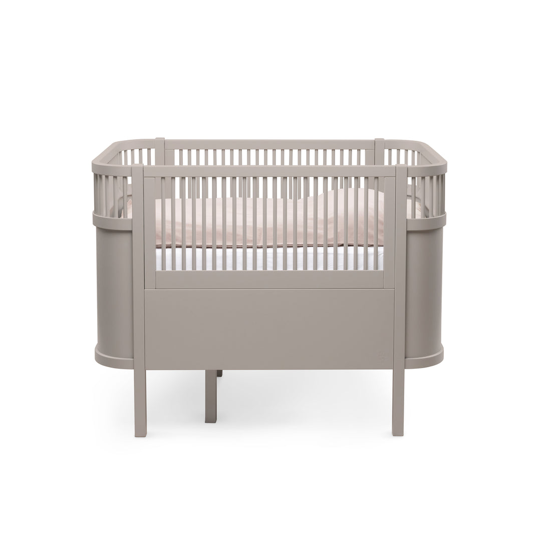 Jetty Beige baby- og juniorseng fra Sebra
