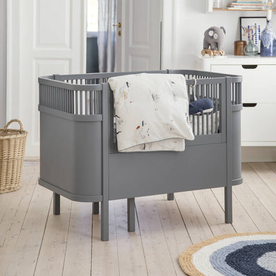 Grå Baby And Jr Cot Bed fra Sebra