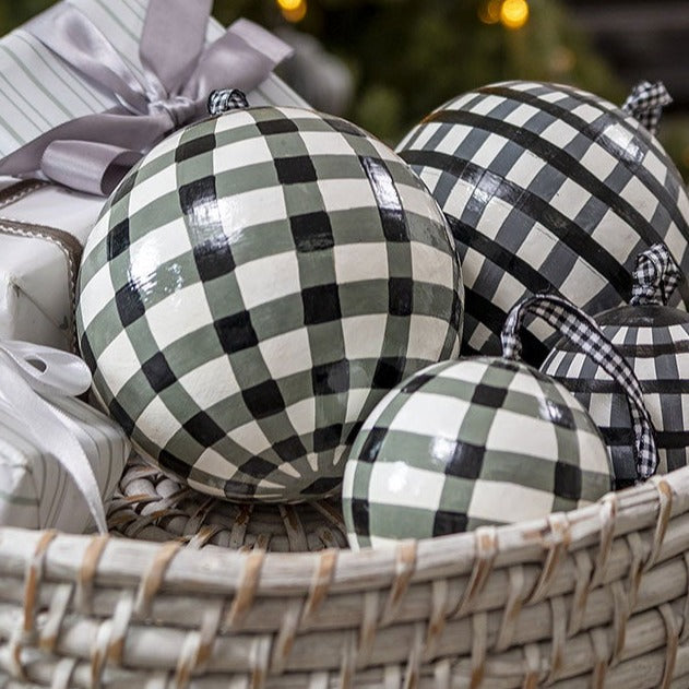 Et par monokrome Gingham-kugler