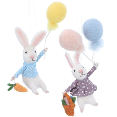 Ensemble de deux lapins de Pâques avec des ballons