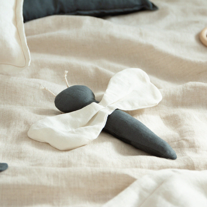 Lin Francais Dragonfly Rattle i grøn blå fra Nobodinoz