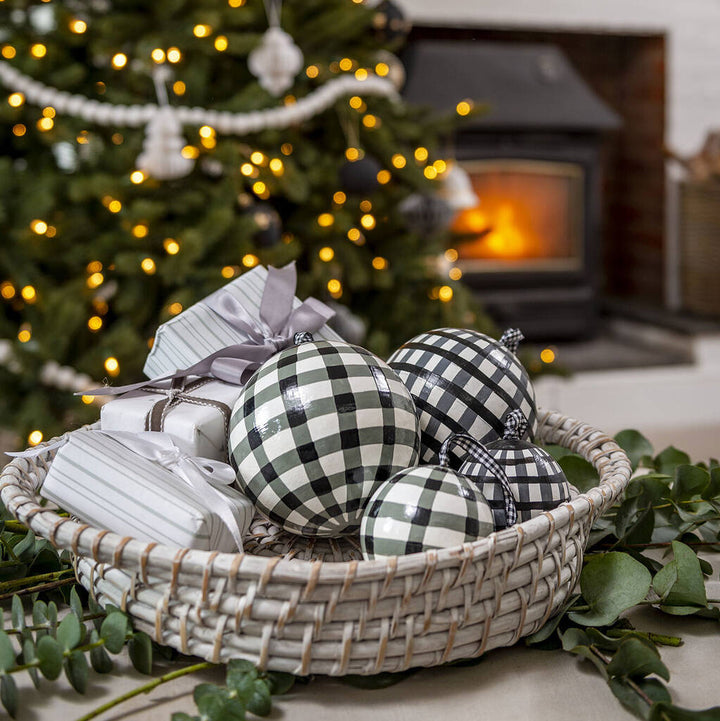 Et par monokrome Gingham-kugler