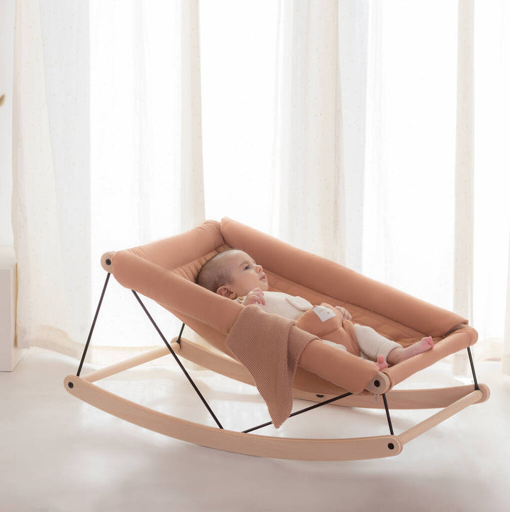 Growing Green Baby Bouncer med Sienna Brown Cover fra Nobodinoz