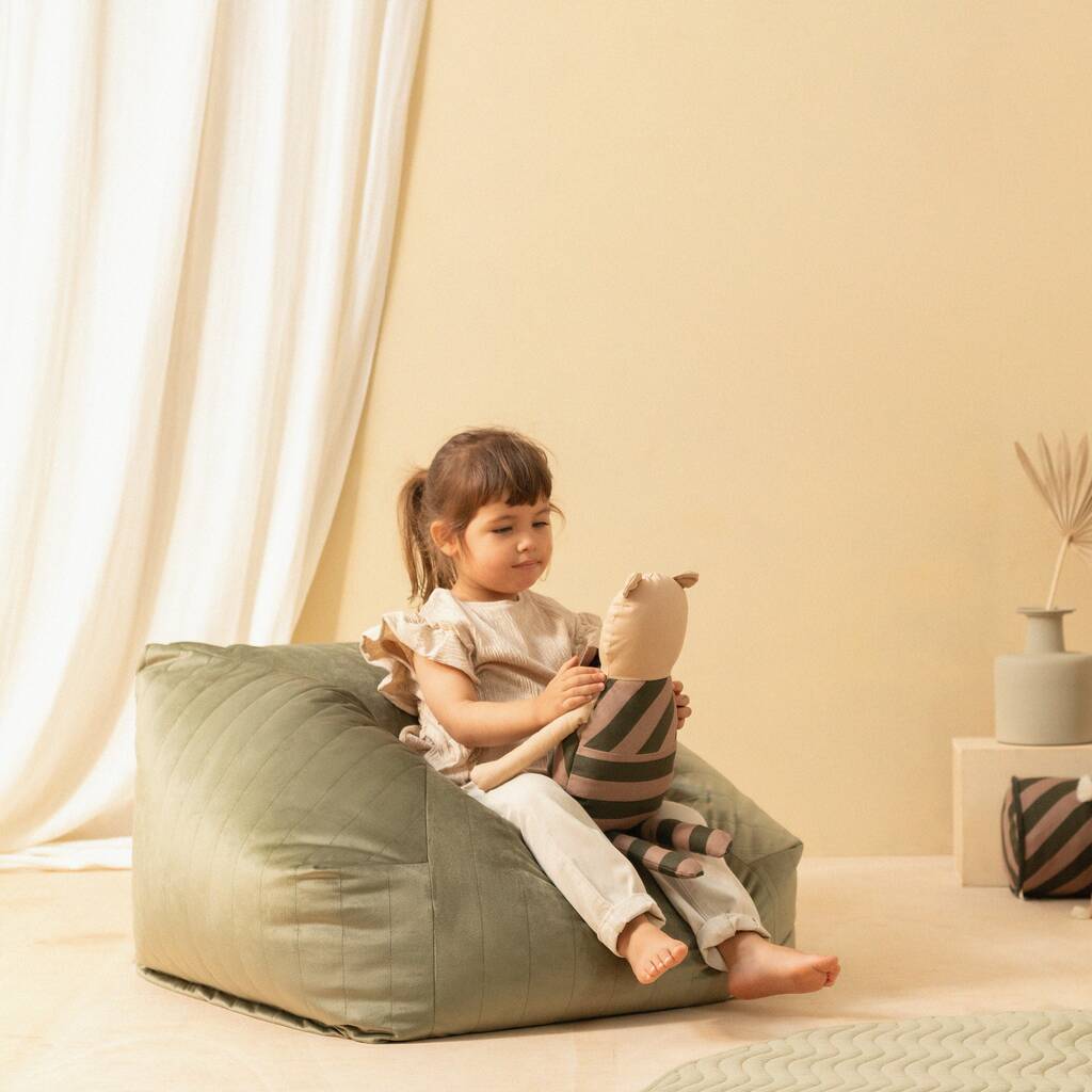 Chelsea lænestol sækkestol i olivengrøn fra Nobodinoz - FORUDBESTILLING