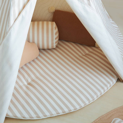 Fluffy rund legemåtte i Taupe Stripes fra Nobodinoz