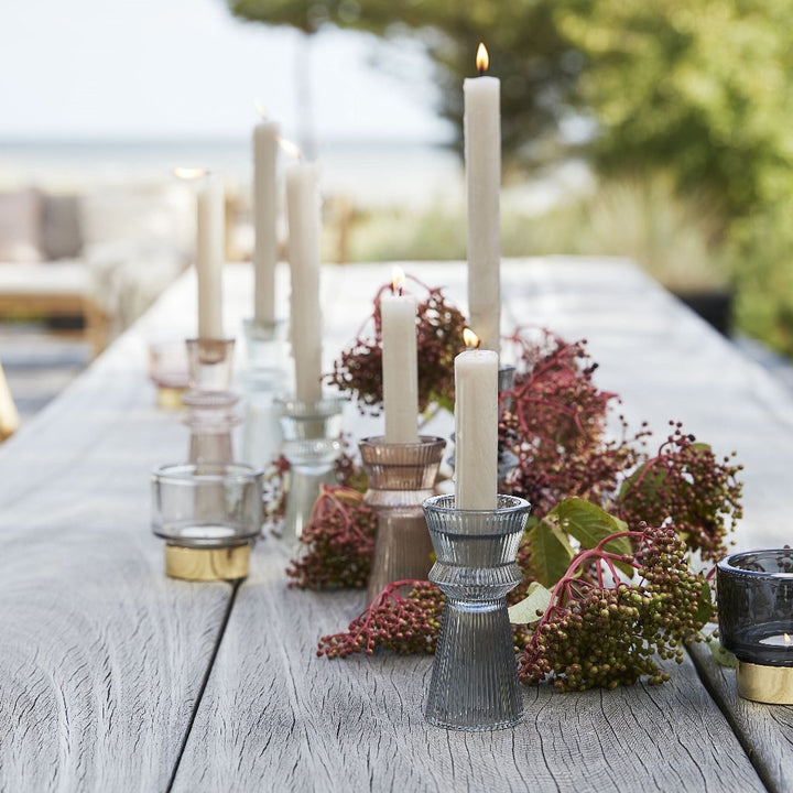 Lyserød lysestage af riflet glas