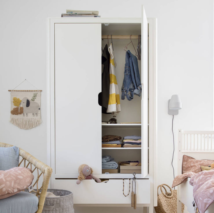 Klassisk hvidt bøgetræ dobbeltdørs garderobeskab fra Sebra - FORUDBESTILLING